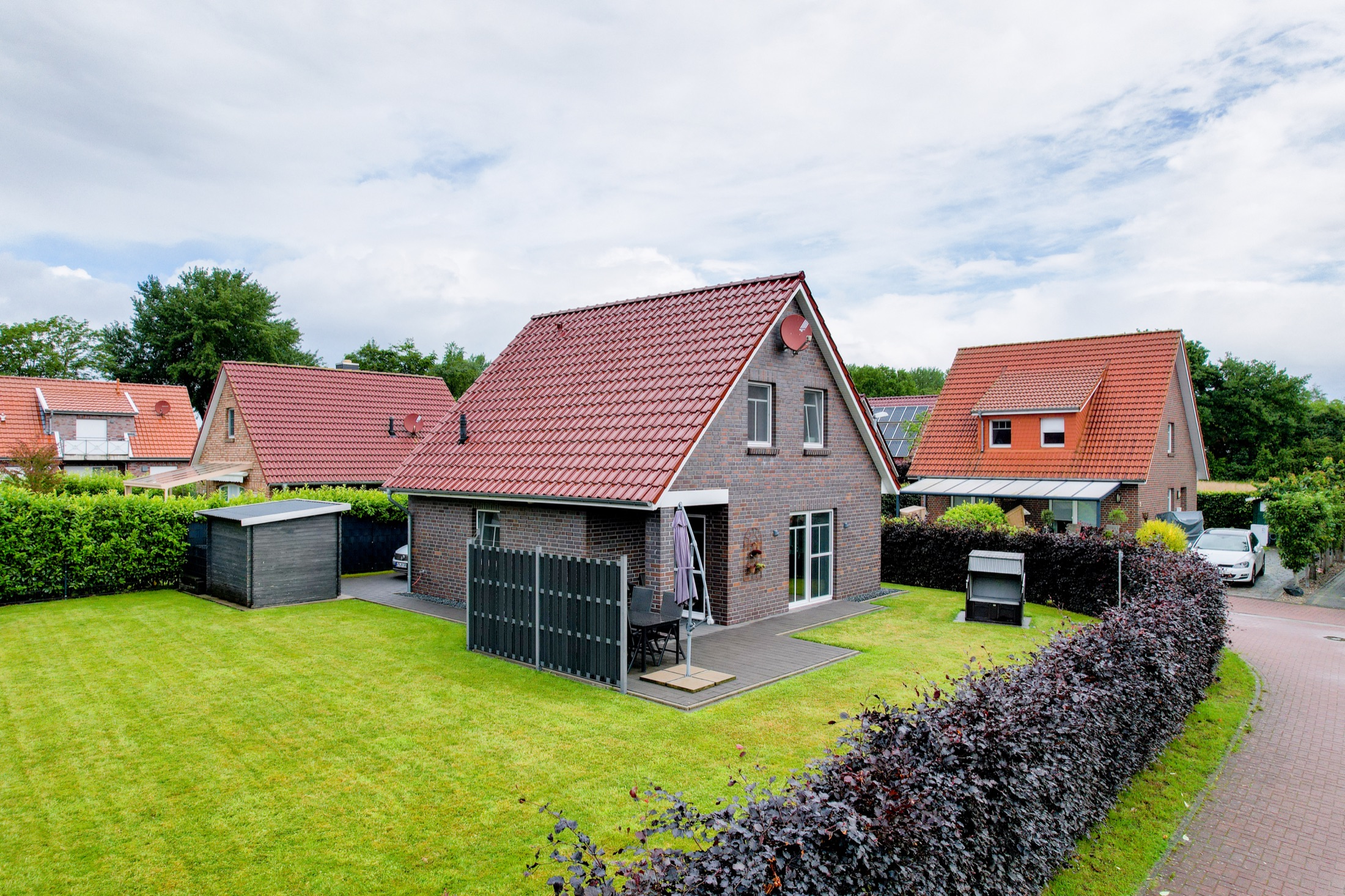 Außenansicht der Strandoase mit Garten und Terrasse