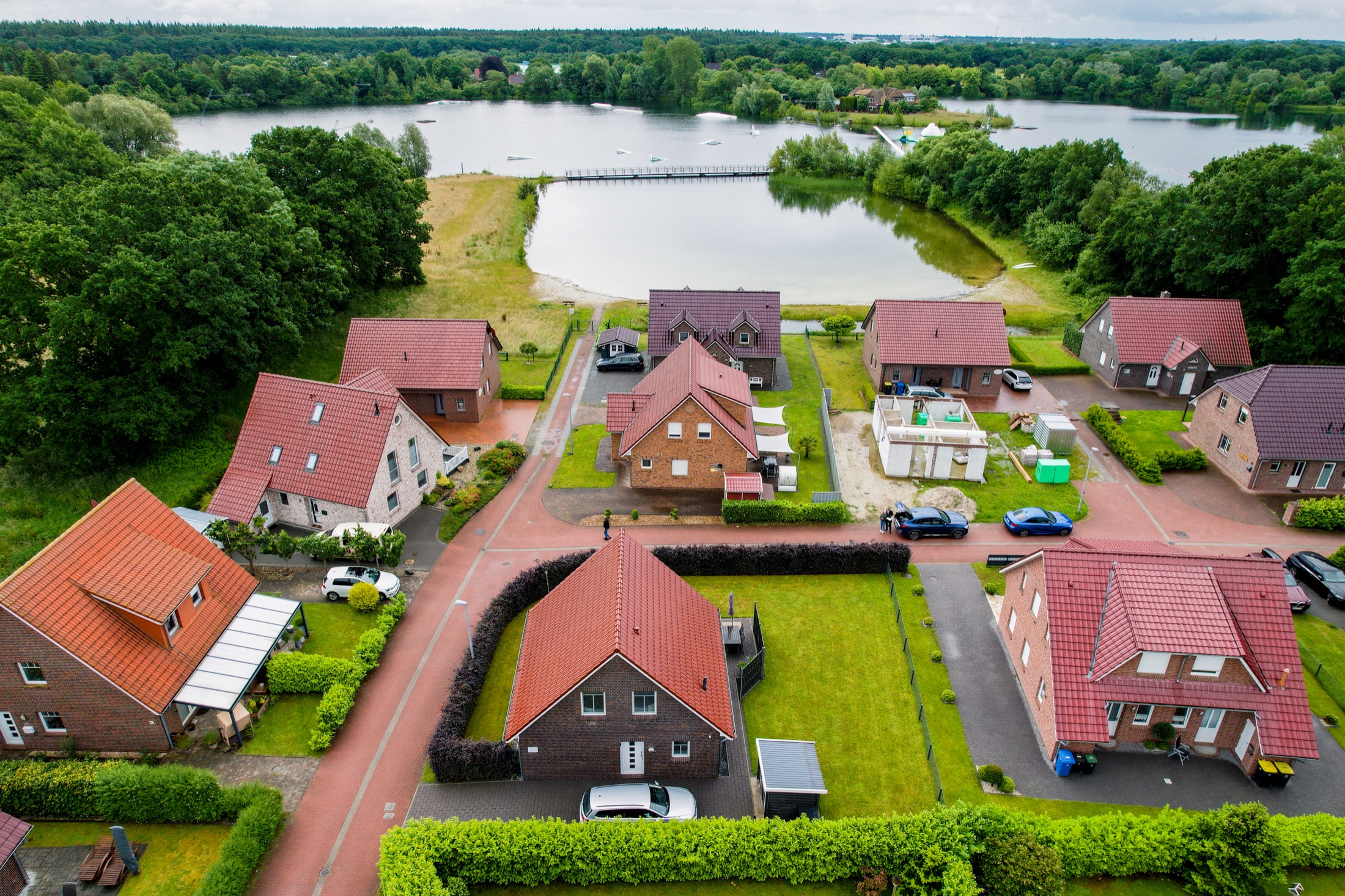 Luftaufnahme der Strandoase und des nahe gelegenen Badesees