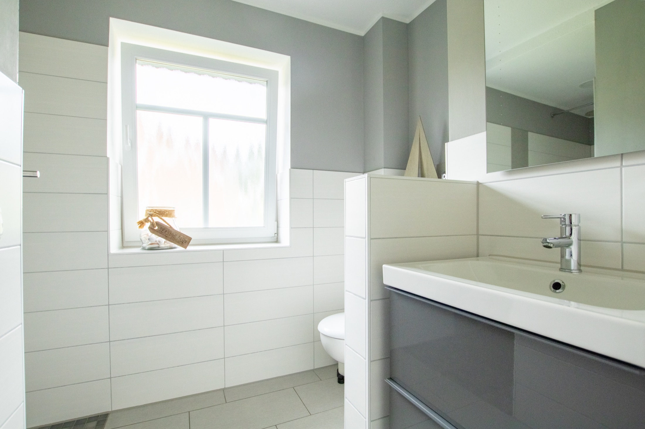 Modernes Badezimmer mit Waschtisch