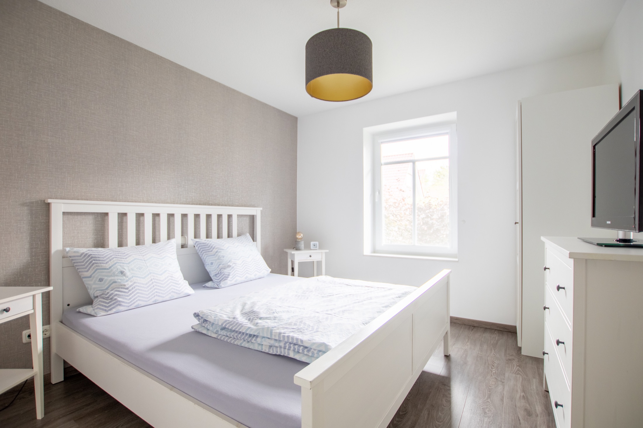 Helles Schlafzimmer mit Doppelbett