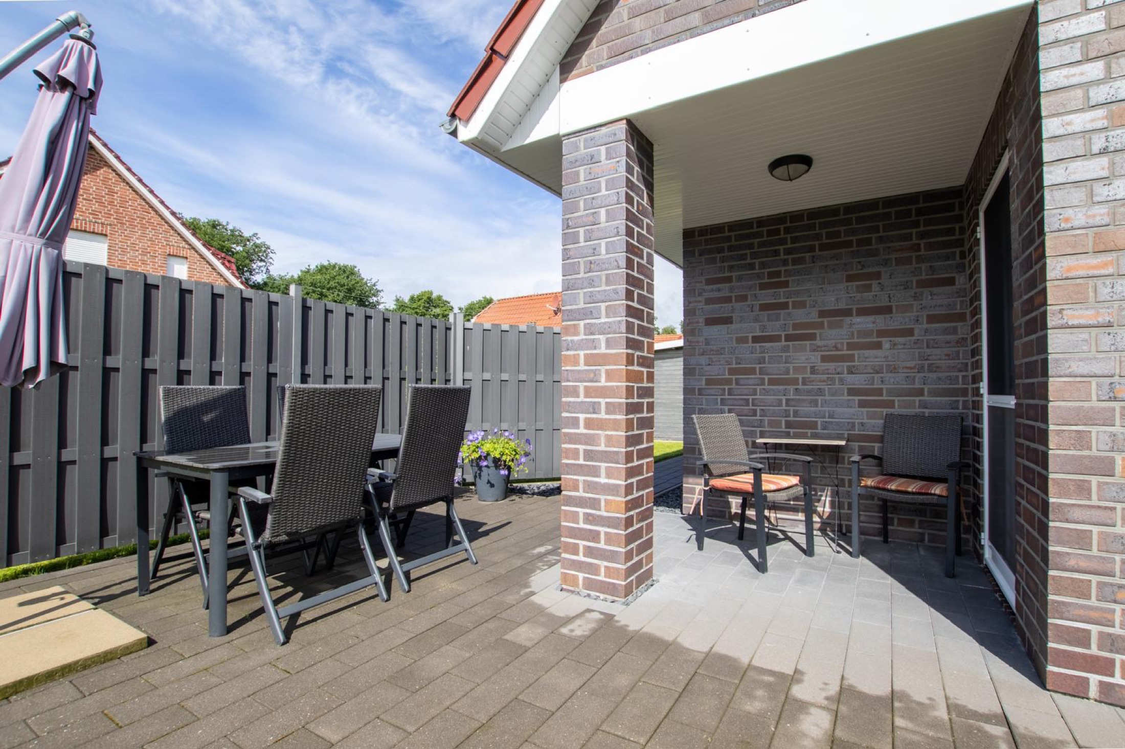 Überdachte Terrasse mit Sitzgruppe